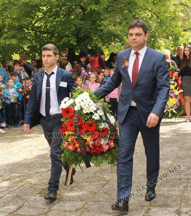 Радослав Стефанов и кмета Иво Димов поднесоха цветя пред паметника на Толбухин по повод 9 май