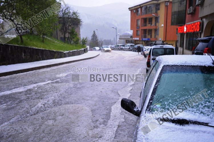 Страхотна гръмотевична буря с градушка наводни Смолян