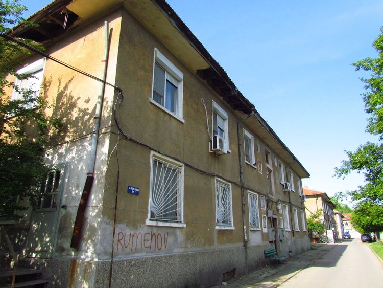 Семейството живее на  ул.„Индже войвода“ 