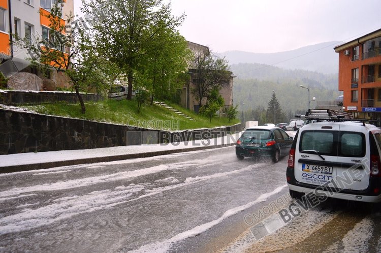 Страхотна гръмотевична буря с градушка наводни Смолян