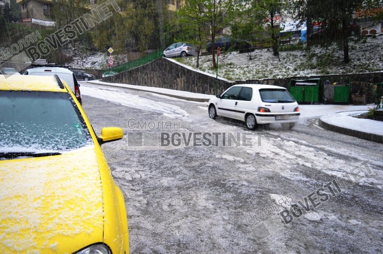 Страхотна гръмотевична буря с градушка наводни Смолян