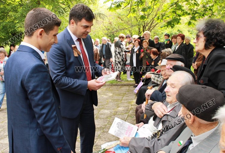 Единадесетокласник управлява Община Димитровград днес