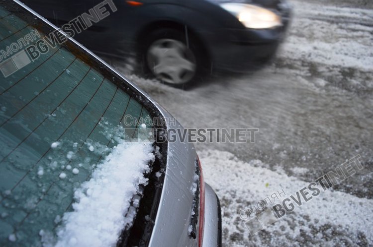 Страхотна гръмотевична буря с градушка наводни Смолян