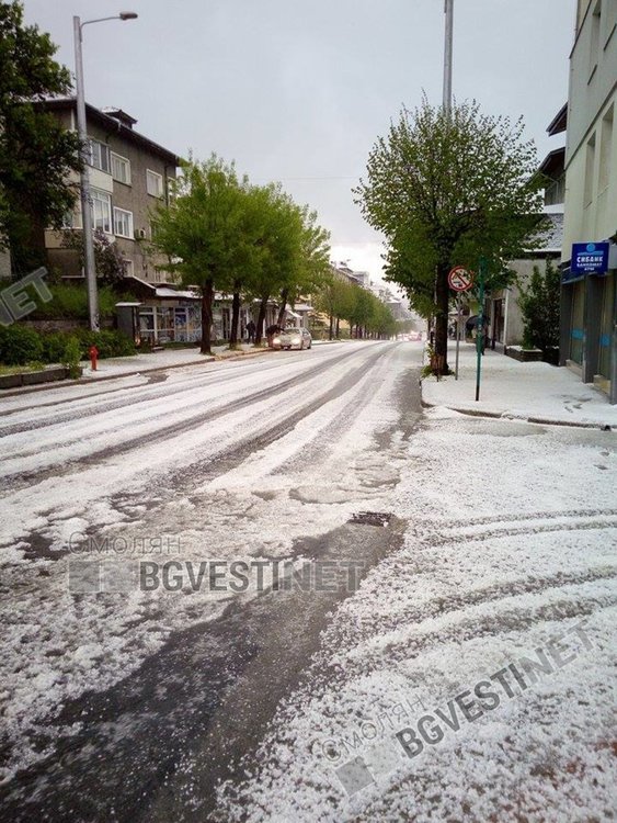 Страхотна гръмотевична буря с градушка наводни Смолян