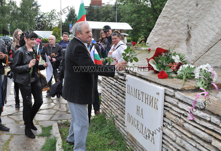 „Безсмъртният полк“ и в Хасково, цветя пред паметника в Кенана