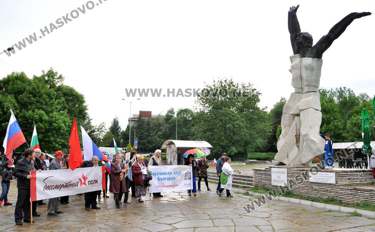 „Безсмъртният полк“ и в Хасково, цветя пред паметника в Кенана