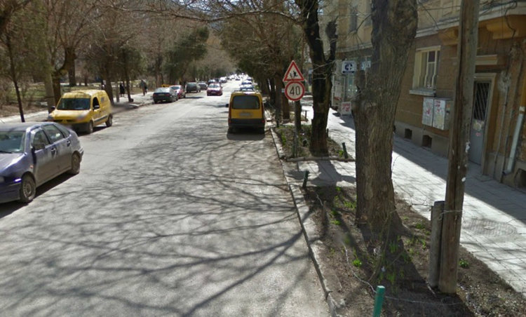 Мият улиците, дъждът помага