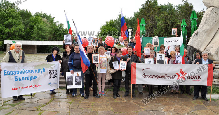„Безсмъртният полк“ и в Хасково, цветя пред паметника в Кенана