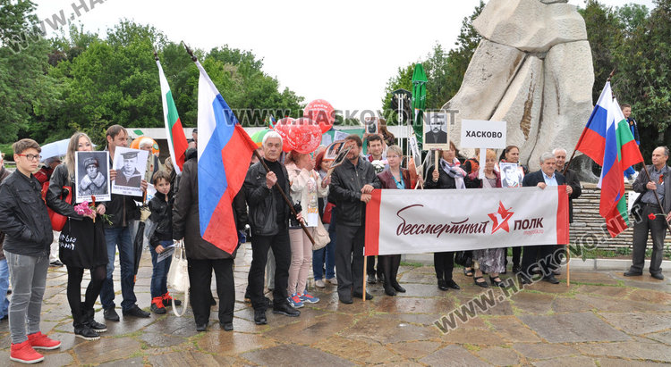 „Безсмъртният полк“ и в Хасково, цветя пред паметника в Кенана