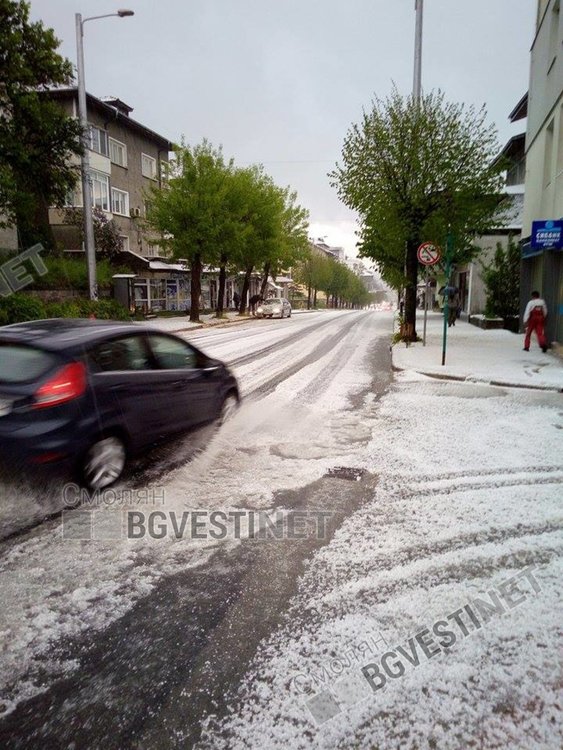 Страхотна гръмотевична буря с градушка наводни Смолян