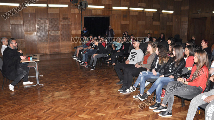 Карбовски на среща с младежи в Хасково, ядосан на политиците