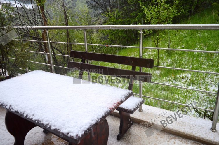 Страхотна гръмотевична буря с градушка наводни Смолян