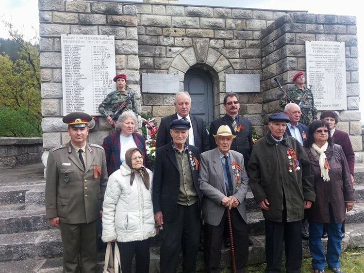 Смолянчани се поклониха пред паметта на загиналите във войните 