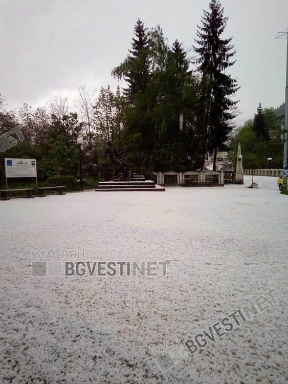 Страхотна гръмотевична буря с градушка наводни Смолян