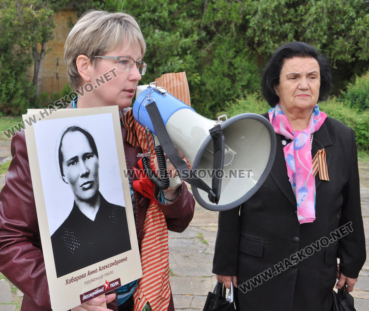 „Безсмъртният полк“ и в Хасково, цветя пред паметника в Кенана