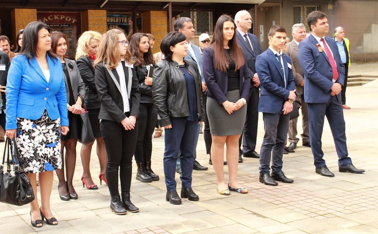 Единадесетокласник управлява Община Димитровград днес