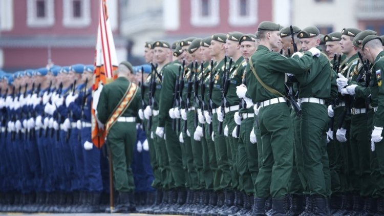 Около 10 хил. на Парада на победата в Москва (видео)