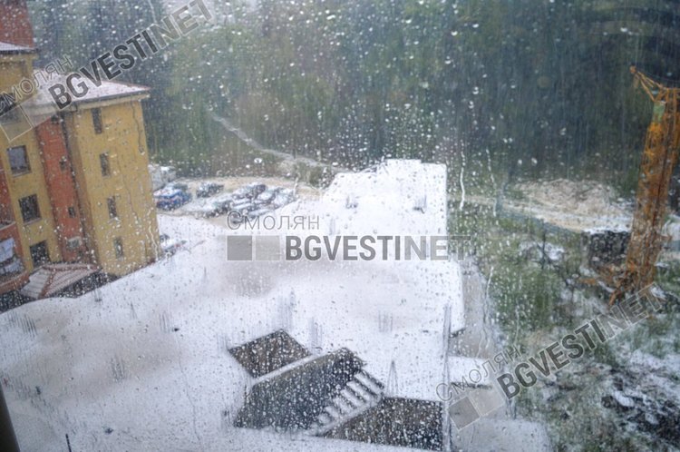 Страхотна гръмотевична буря с градушка наводни Смолян