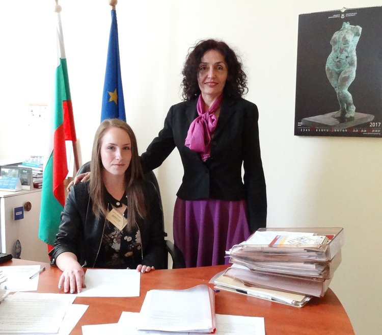 В ролята на директор за ден влезна Гергана Иванова от 11а клас