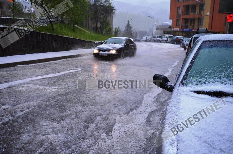 Страхотна гръмотевична буря с градушка наводни Смолян