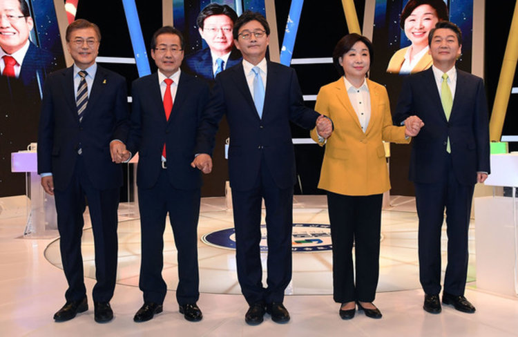 Мун Дже-ин вляво, по време на предизборен дебат