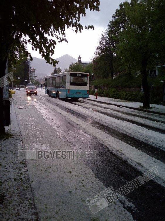 Страхотна гръмотевична буря с градушка наводни Смолян