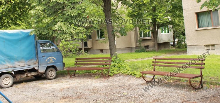 Освежаване са претърпели и пейките в парка, които в момента са кафяви