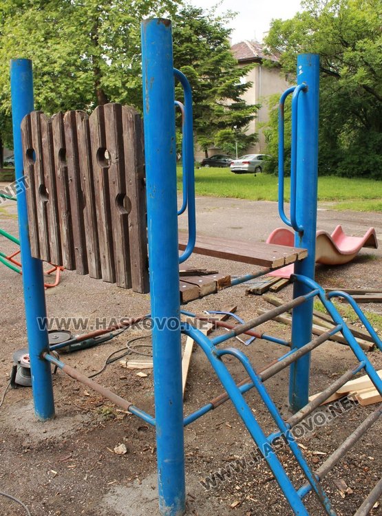 Недоволстват от монтирането на стара пързалка в димитровградски парк