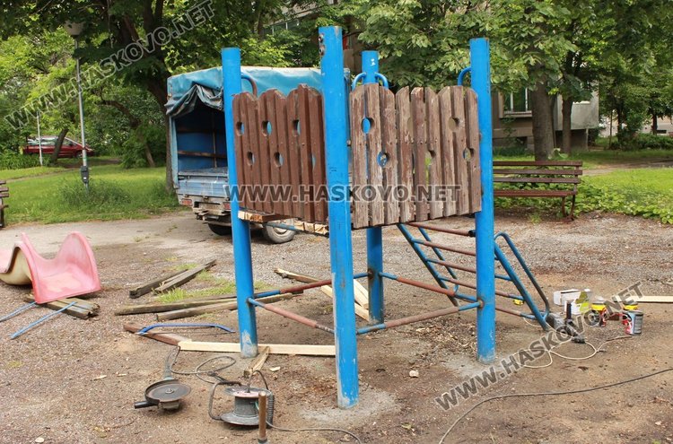 Живеещи в района на парка до детска градина "Приказка" в Димитровград са недоволни от монтираната там стара пързалка