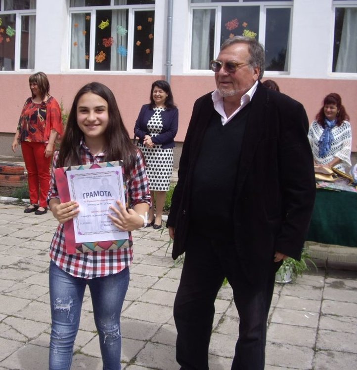Директорът Милко Милков отличи изявени ученици в училищни и извънучилищни конкурси
