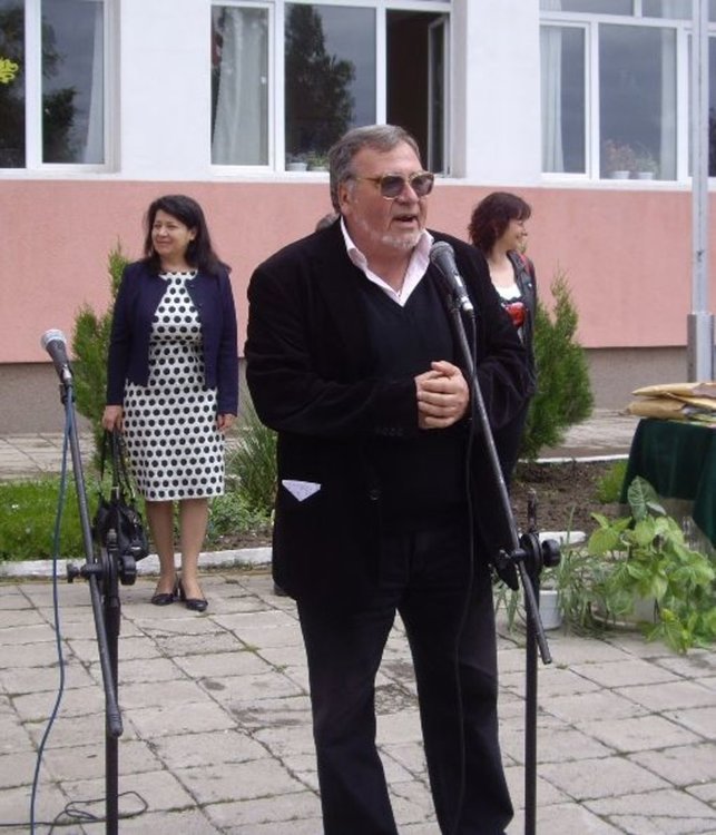 Директорът Милко Милков поздрави ученици и преподаватели