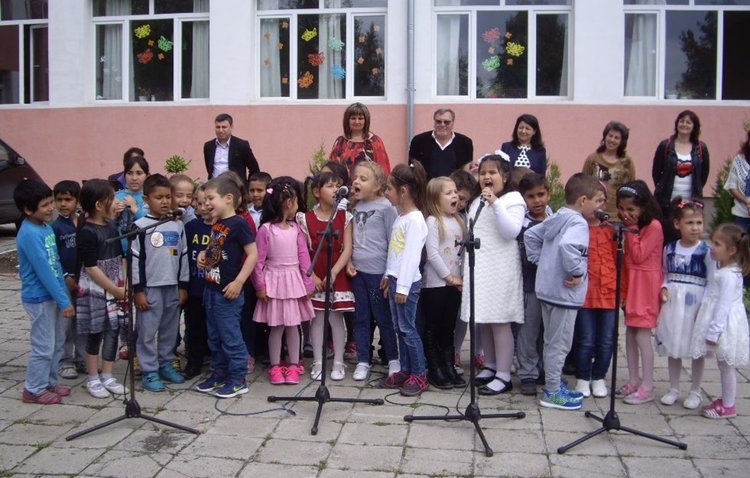 Децата от градина №3 се изявиха по време на празника