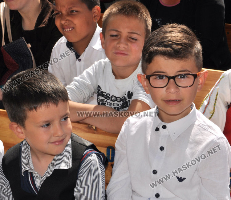 Ученици показват таланти за патронния празник на училището си