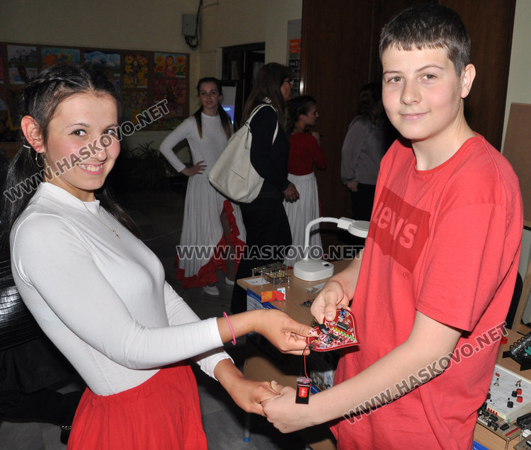 Ученици от гимназията по механо и електротехника изобретиха тестер за приятелство