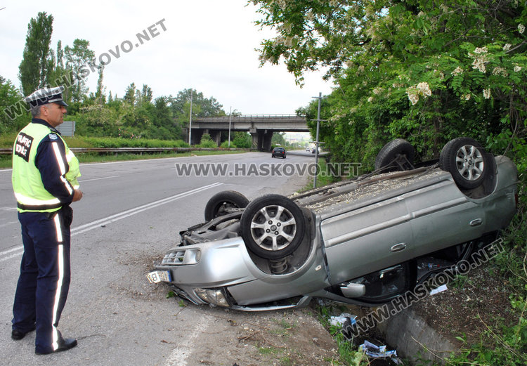 Двама младежи се обърнаха с Киа на пътя за Димитровград, оцеляха по чудо