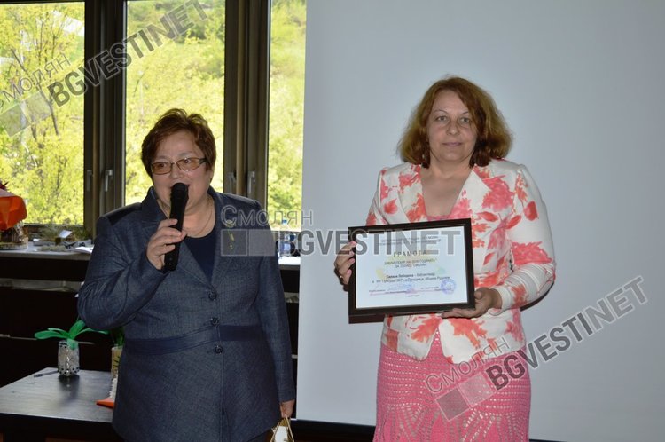 Директорката на РБ "Николай Вранчев" Йорданка Вълчева поздрави библиотекаря на годината Силвия Лободова