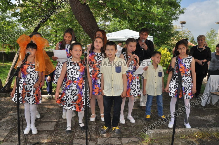 Ученици показват таланти за патронния празник на училището си