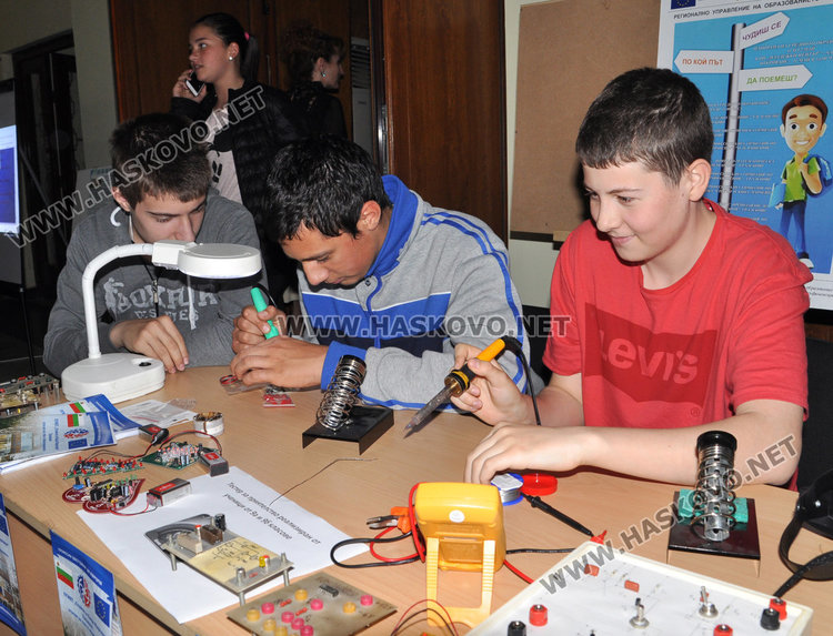 Ученици от гимназията по механо и електротехника изобретиха тестер за приятелство