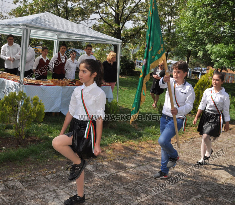 Ученици показват таланти за патронния празник на училището си