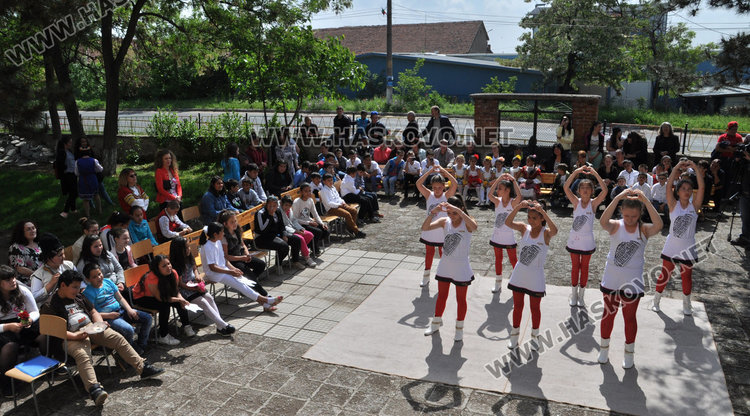 Ученици показват таланти за патронния празник на училището си