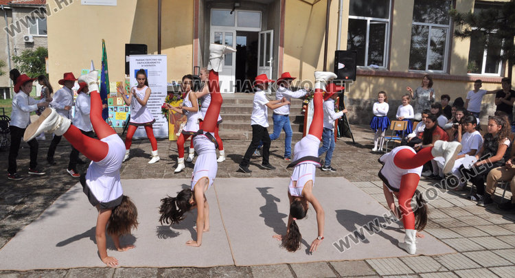 Ученици показват таланти за патронния празник на училището си
