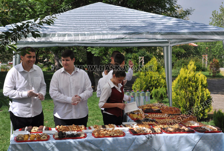 Ученици показват таланти за патронния празник на училището си