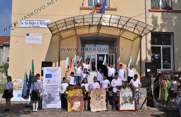 Ученици показват таланти за патронния празник на училището си