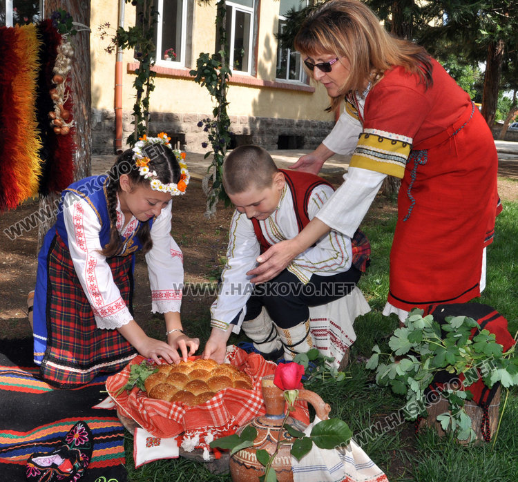 Ученици показват таланти за патронния празник на училището си