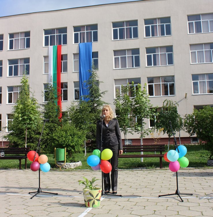 Директорът Дорина Желязкова поздрави ученици и учители