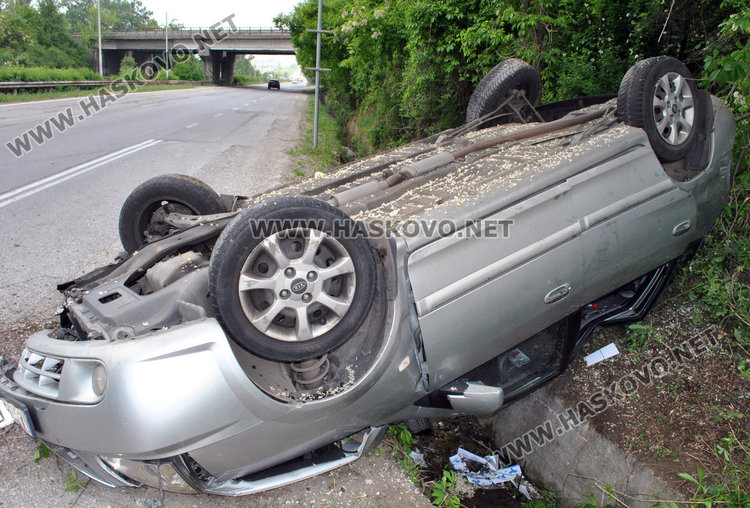 Двама младежи се обърнаха с Киа на пътя за Димитровград, оцеляха по чудо