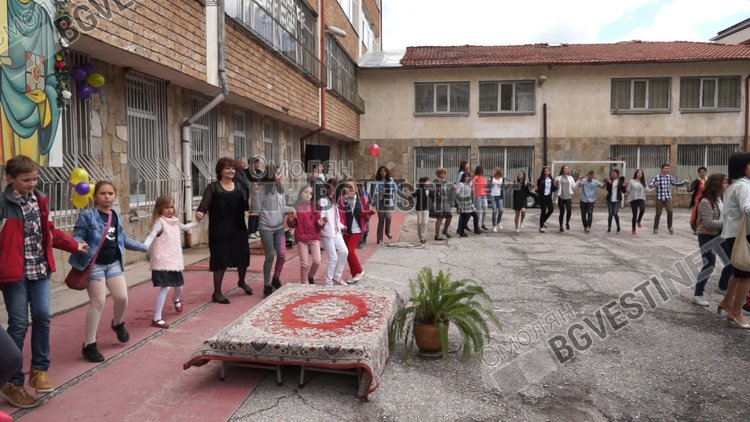 Четвъртокласници изпитваха директорката Шехова на патронния празник на Първо