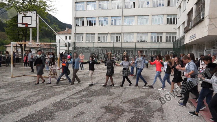 Четвъртокласници изпитваха директорката Шехова на патронния празник на Първо