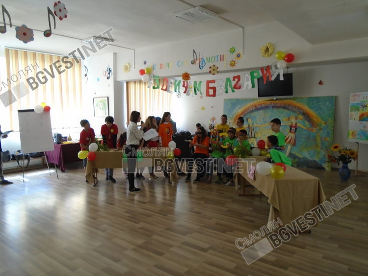 Четвъртокласници изпитваха директорката Шехова на патронния празник на Първо