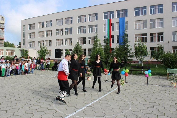 ОУ "Алеко Константинов" отбеляза патронния си празник